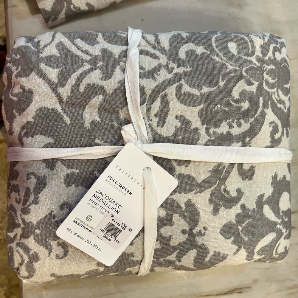 Pottery Barn Queen Duvet Jacquard Medallion 2 standard shams NWOT gray